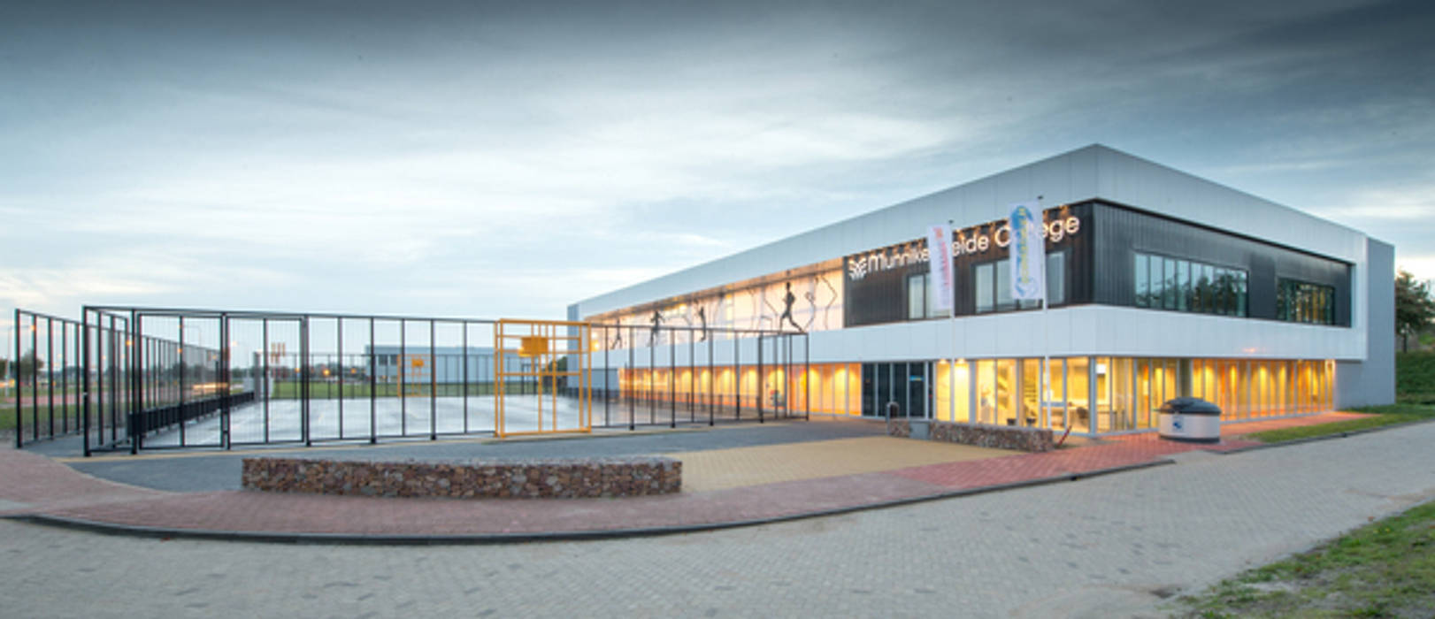 Sporthal Munnikenheide College, Etten-Leur, Liag Architecten en Bouwadviseurs: modern door Liag Architecten en Bouwadviseurs, Modern
