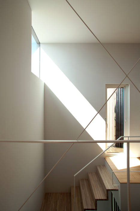 Black & White BOX, 一級建築士事務所 Atelier Casa 一級建築士事務所 Atelier Casa Modern Corridor, Hallway and Staircase