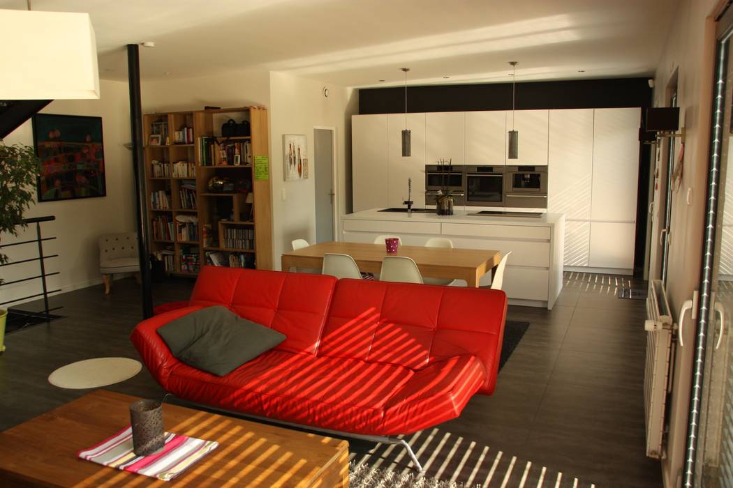 Le séjour vers la cuisine et le cellier Atelier d'Architecture Marc Lafagne, architecte dplg Maisons modernes