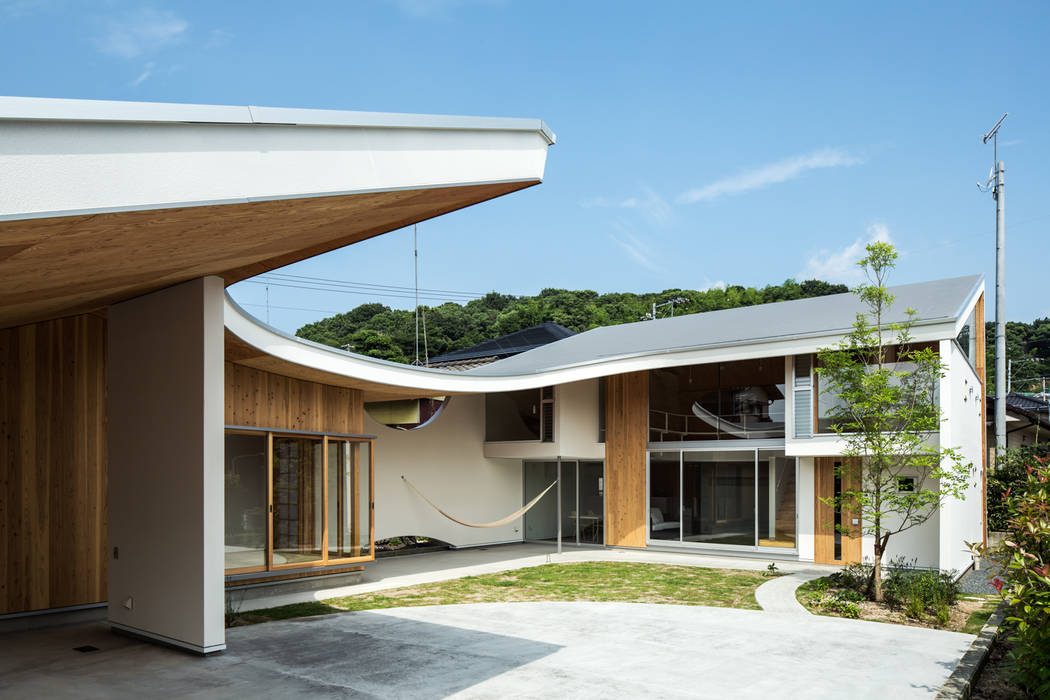 被衣の家 Shawl House, y+M design office y+M design office オリジナルな 家 植物,空,クラウド,シェード,インテリア・デザイン,土地区画,コテージ,風景,木,住宅街