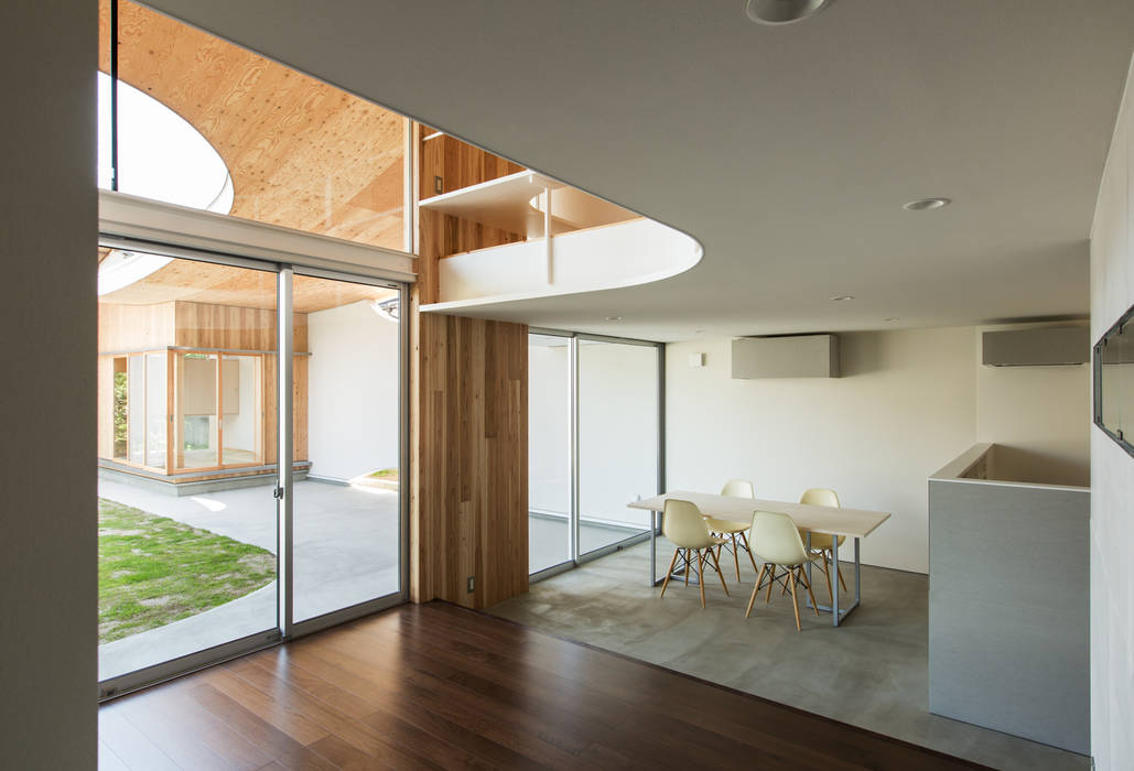 被衣の家 Shawl House, y+M design office y+M design office オリジナルな 家 財産,建物,フィクスチャ,木,工場,シェード,インテリア・デザイン,フローリング,床,テーブル