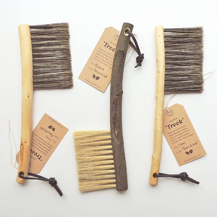 Natural Bark Trook Dustpan & brush, Fate London Fate London Rustic style house Accessories & decoration