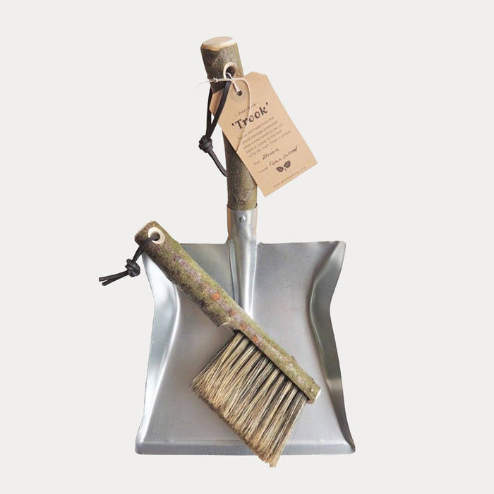 natural wood trook dustpan & brush Fate London Nhà phong cách mộc mạc Accessories & decoration