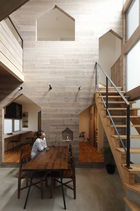 Hazukashi House, ALTS DESIGN OFFICE ALTS DESIGN OFFICE 客廳 凳子與椅子