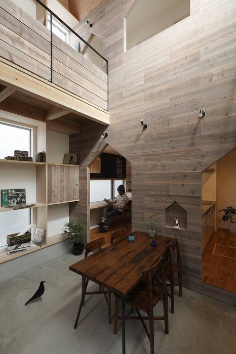 Hazukashi House, ALTS DESIGN OFFICE ALTS DESIGN OFFICE ラスティックデザインの リビング 椅子