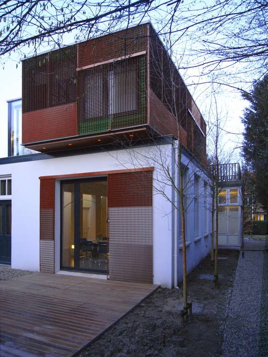 gelaagde gevel vanuit de tuin TenBrasWestinga ARCHITECTUUR / INTERIEUR en STEDENBOUW Moderne tuinen