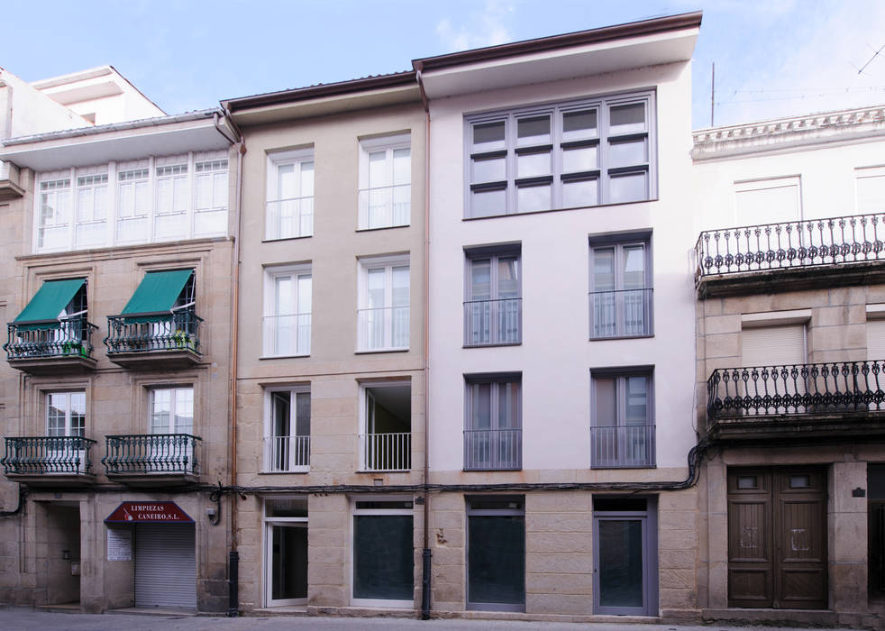 EDIFICIO DE VIVIENDAS + BAJO COMERCIAL arquitectura SEN MÁIS Casas de estilo moderno