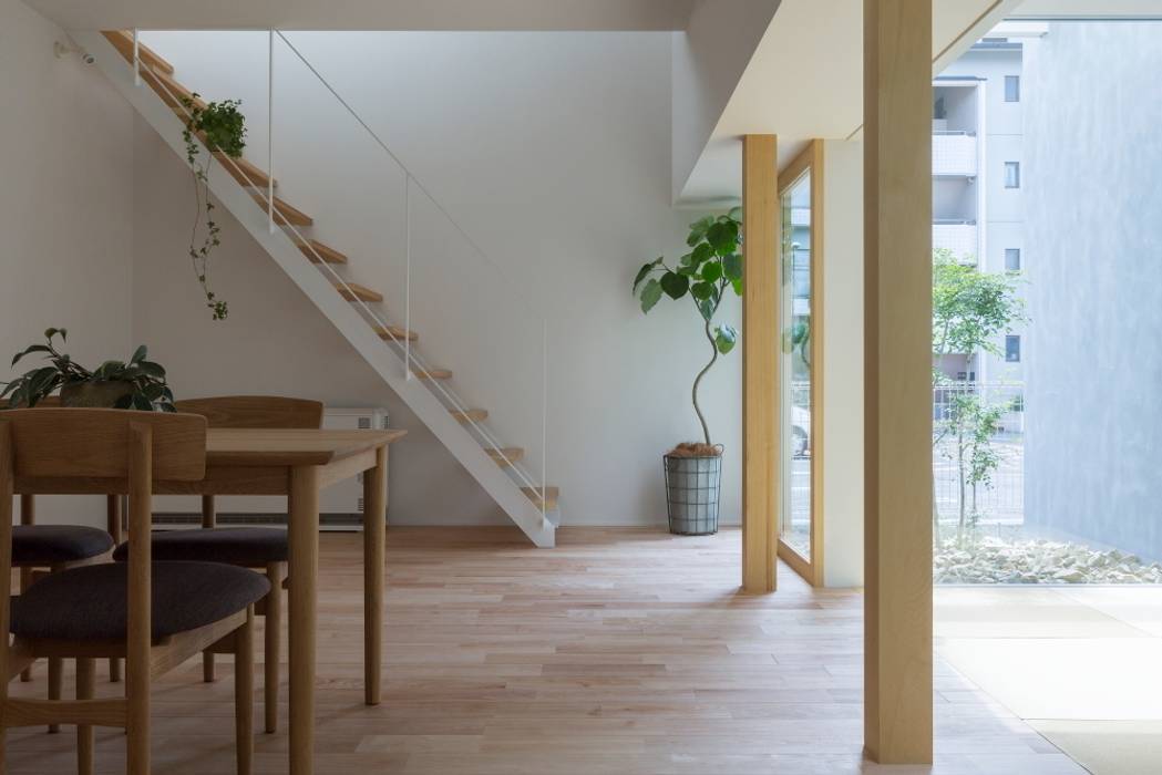 Kusatsu House, ALTS DESIGN OFFICE ALTS DESIGN OFFICE モダンスタイルの 玄関&廊下&階段