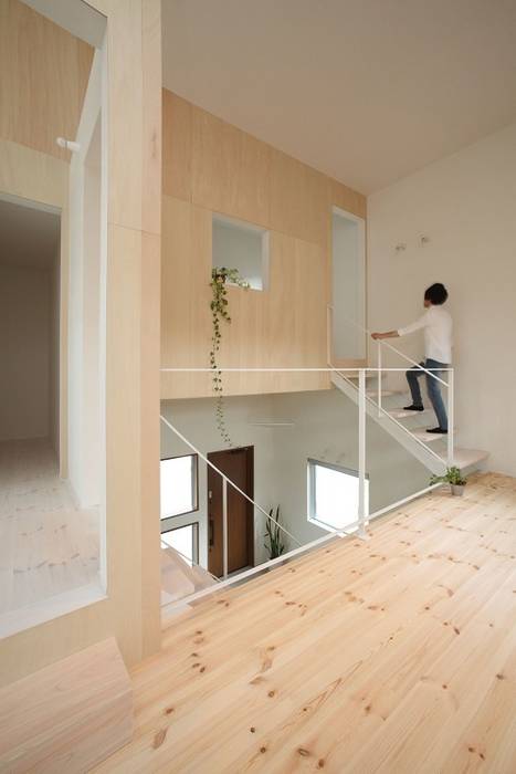 Azuchi House, ALTS DESIGN OFFICE ALTS DESIGN OFFICE Modern corridor, hallway & stairs