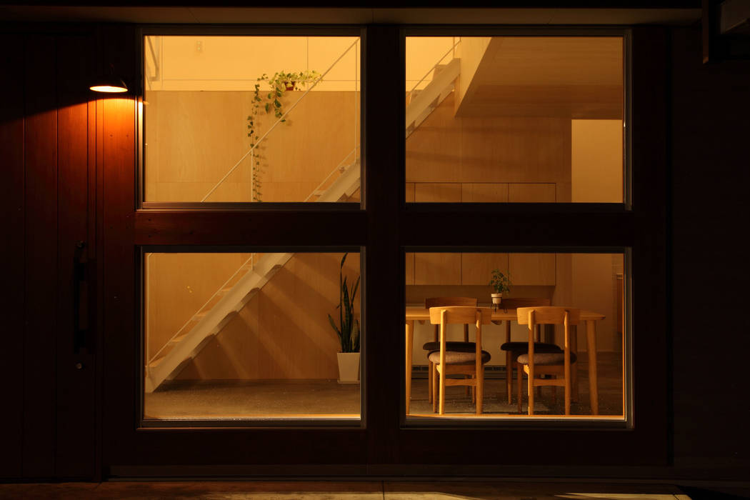 Azuchi House, ALTS DESIGN OFFICE ALTS DESIGN OFFICE モダンな 窓&ドア