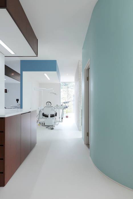 Kitaoji Dental Clinic, ALTS DESIGN OFFICE: ALTS DESIGN OFFICEが手掛けた折衷的なです。,オリジナル