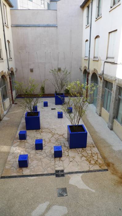 cour de l'épée à Lyon / BLEU MAJORELLE, ATELIER DU BOCAL paysagistes ATELIER DU BOCAL paysagistes Mediterranean style gardens Plant pots & vases