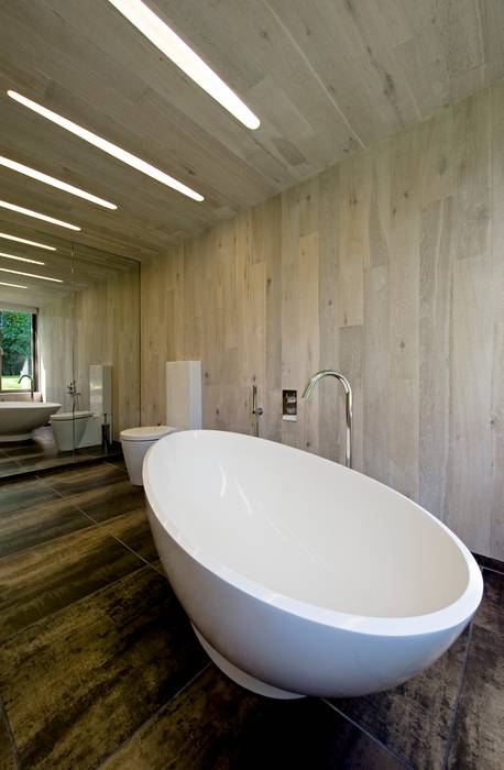 Bathroom, BACA Architects BACA Architects Modern bathroom Bathtubs & showers