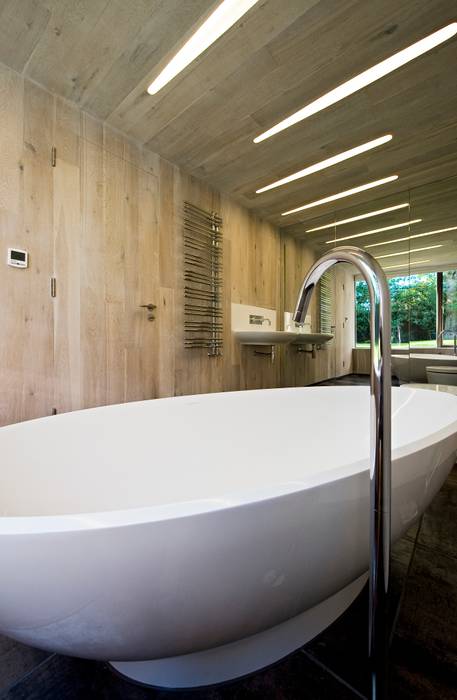 Bathroom, BACA Architects BACA Architects حمام Bathtubs & showers