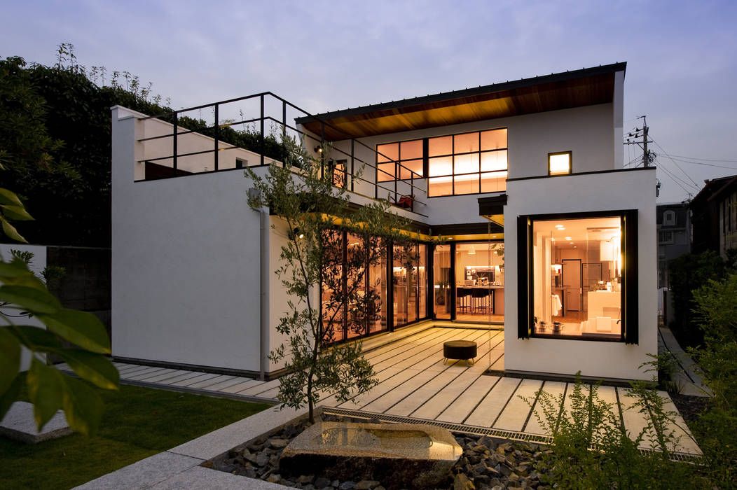 House with the bath of bird, Sakurayama-Architect-Design Sakurayama-Architect-Design 現代房屋設計點子、靈感 & 圖片