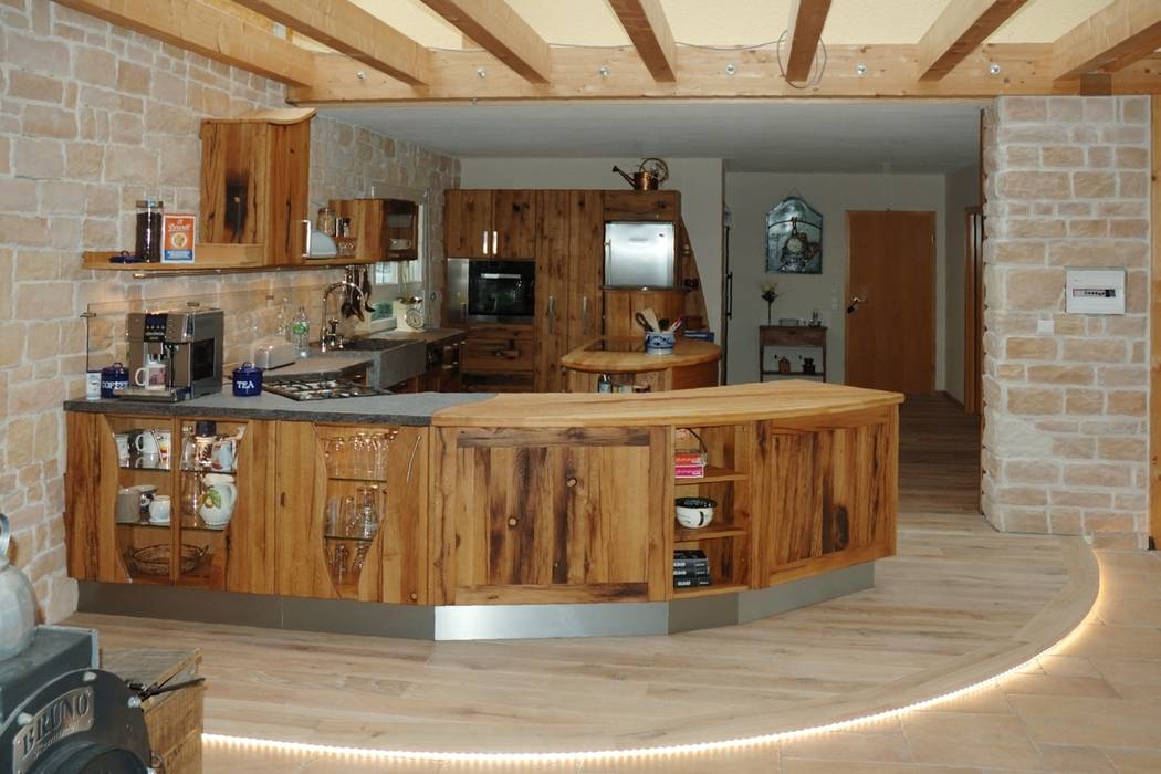Altholzküche mit runden Möbel in einem Umbau, Pfister Möbelwerkstatt GdbR Pfister Möbelwerkstatt GdbR مطبخ
