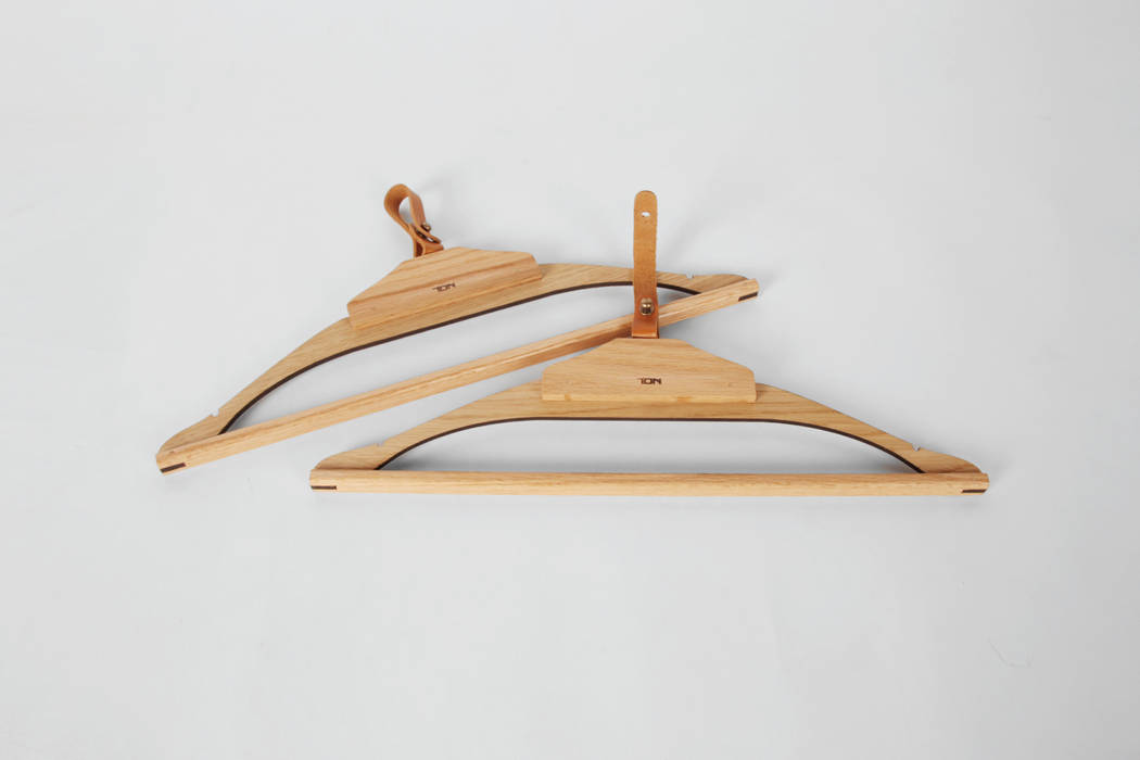 Wooden dress hanger, 톤 퍼니처 스튜디오 톤 퍼니처 스튜디오 Modern Dressing Room Accessories & decoration