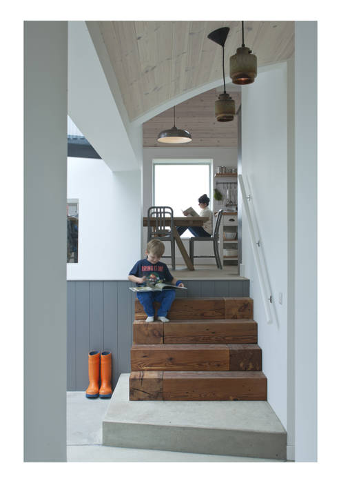 House No. 7, Denizen Works Denizen Works Rustic style corridor, hallway & stairs