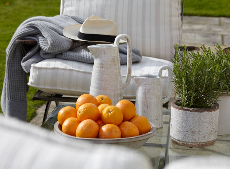 Country House, Hampshire, Helen Green Design Helen Green Design Country style balcony, veranda & terrace