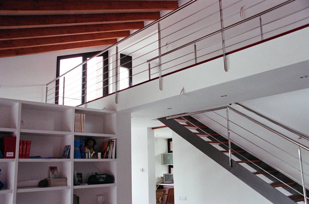 Escalera interior FG ARQUITECTES Pasillos, vestíbulos y escaleras modernos