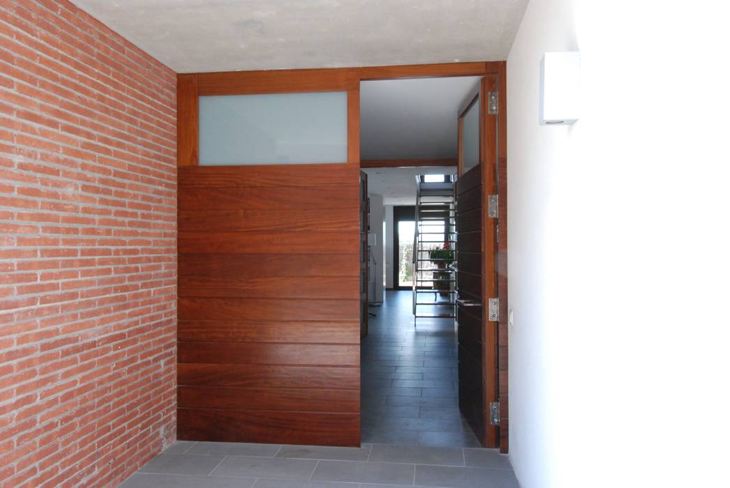 Access door FG ARQUITECTES Будинки