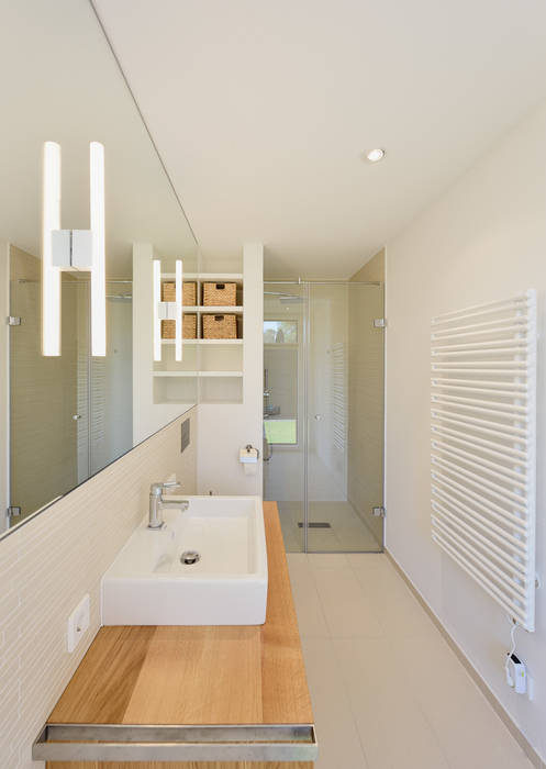 Minimalistisches Badezimmer mit Dusche Möhring Architekten Moderne Badezimmer