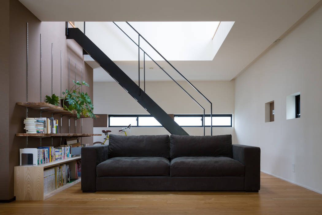 リビングソファ 一級建築士事務所 SAKAKI Atelier モダンデザインの リビング 木 木目調 リビング,ソファ,階段,吹抜