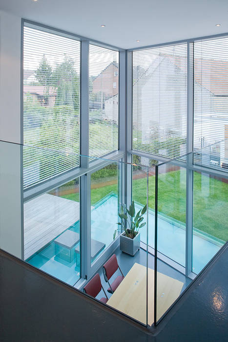 Blick aus dem Wintergarten in den Garten und auf das Wasserbasin aaw Architektenbüro Arno Weirich Moderne Esszimmer