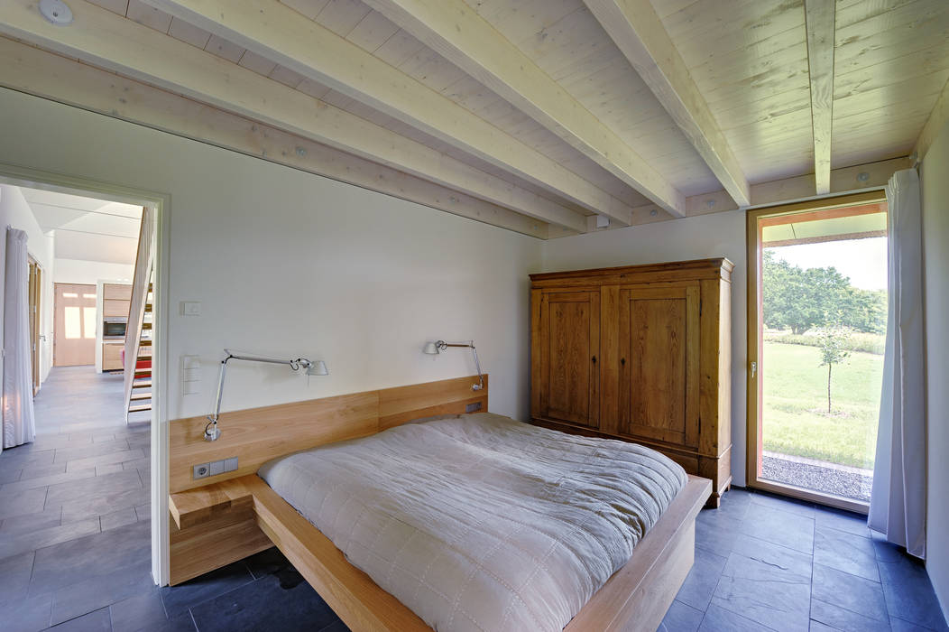 Hofhaus mit Kastanienbaum, Möhring Architekten Möhring Architekten Modern style bedroom