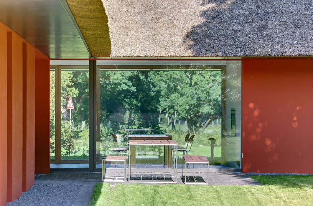 Hofhaus mit Kastanienbaum, Möhring Architekten Möhring Architekten Nowoczesny balkon, taras i weranda