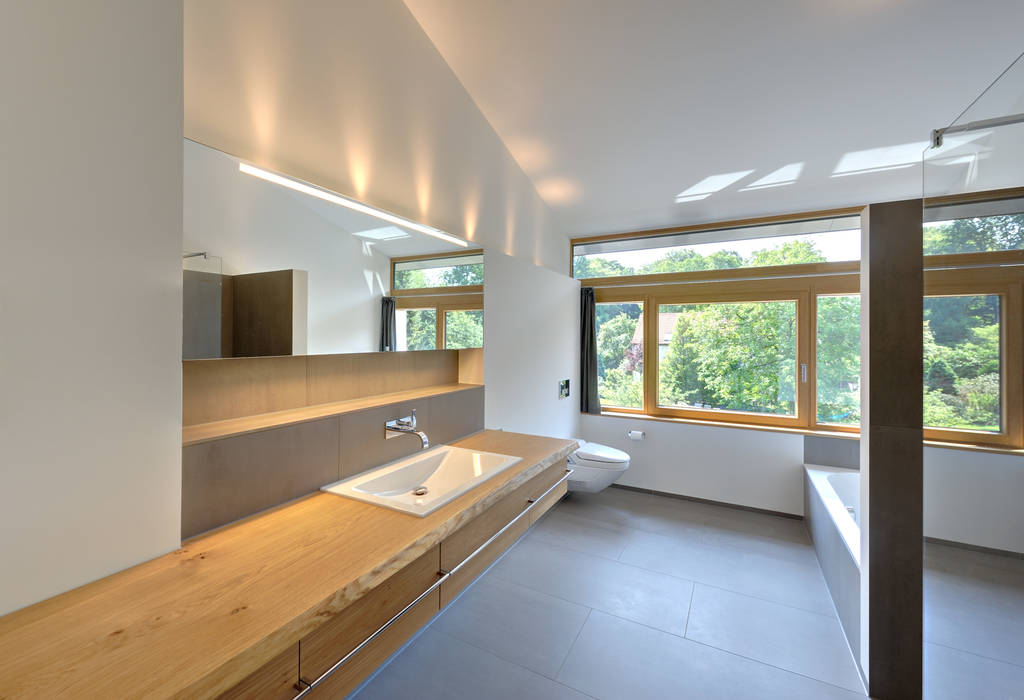 Einfamilienhaus mit schwebendem Dach und Veranda in Bremen, Möhring Architekten Möhring Architekten Modern bathroom