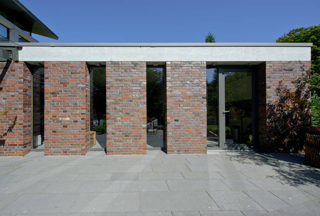 Einfamilienhaus mit schwebendem Dach und Veranda in Bremen, Möhring Architekten Möhring Architekten Modern Garage and Shed