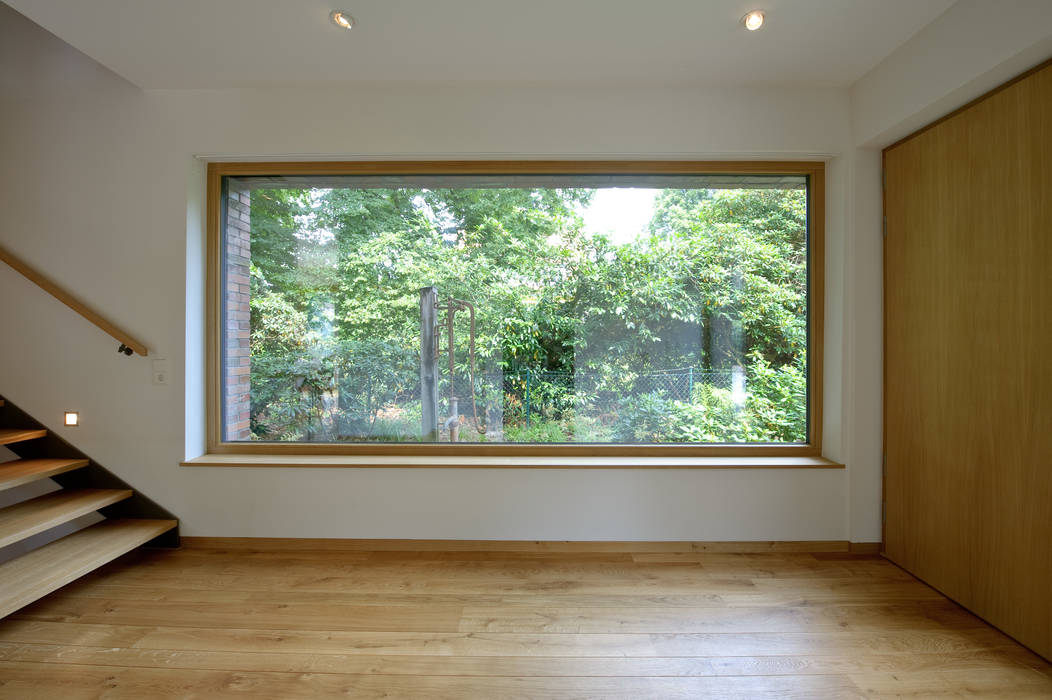 Einfamilienhaus mit schwebendem Dach und Veranda in Bremen, Möhring Architekten Möhring Architekten 現代風玄關、走廊與階梯