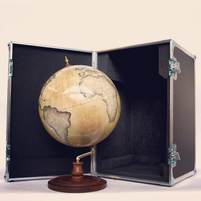 Bellerby & Co Livingstone Globe and Bespoke Flightcase Bellerby and Co Globemakers モダンな 家 Accessories & decoration