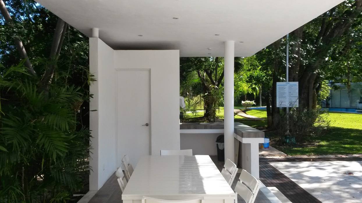 area comun condominio Azul en Playacar, sandro bortot arquitecto sandro bortot arquitecto Jardines modernos