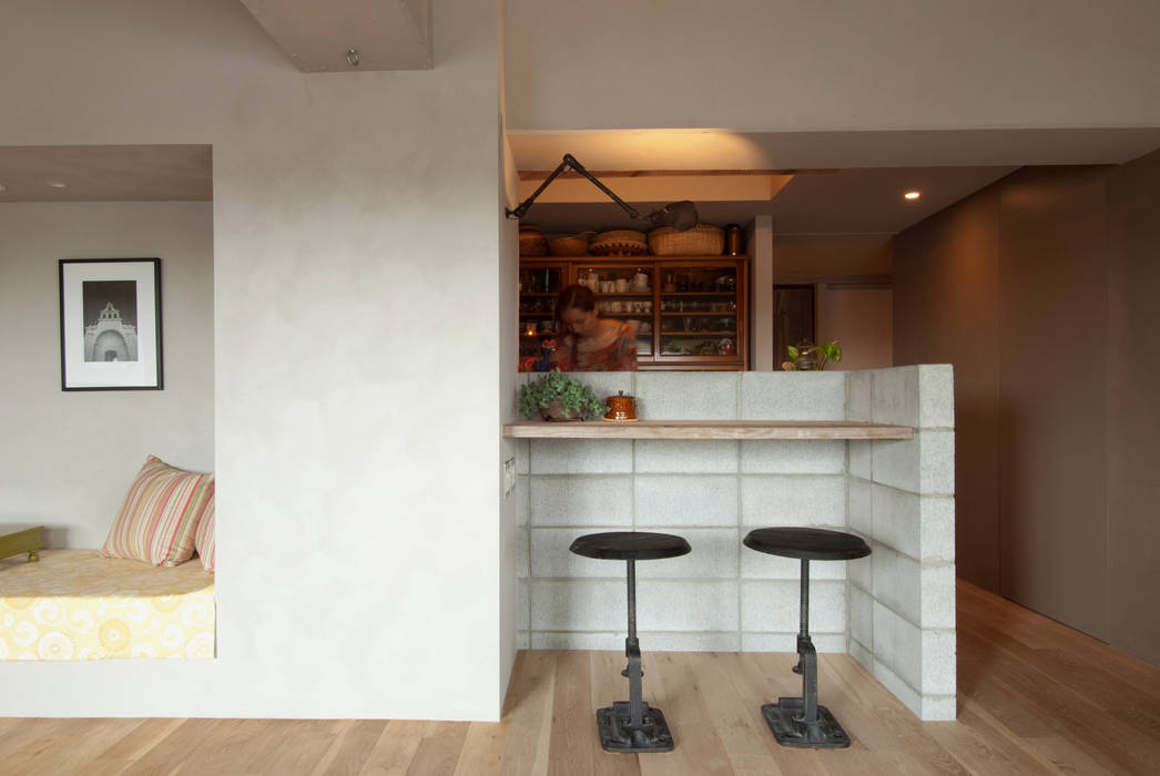 KOTESASHI HOUSE (小手指の家), TATO DESIGN：タトデザイン株式会社 TATO DESIGN：タトデザイン株式会社 Mediterranean style dining room