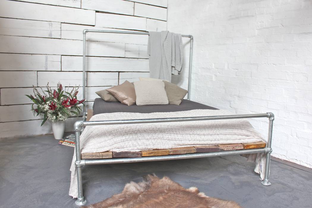 Galvanised Steel Pipe and Reclaimed Scaffolding Board Kingsize Bed - Bespoke Urban Furniture by www.inspiritdeco.com homify Dormitorios de estilo moderno Camas y cabeceros