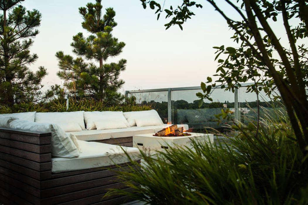 Zeven hoog ontspannen in Ibiza stijl, Studio REDD exclusieve tuinen Studio REDD exclusieve tuinen Moderne balkons, veranda's en terrassen