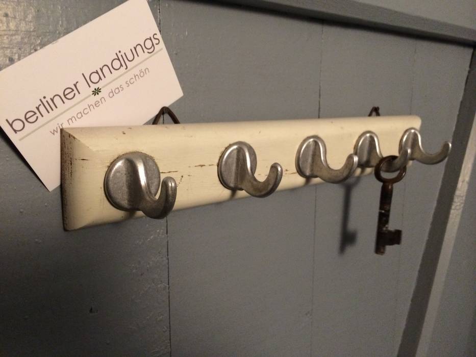 GARDEROBE HAKEN LEISTE IN CHABBY-CHIC LANDHAUS FLUR