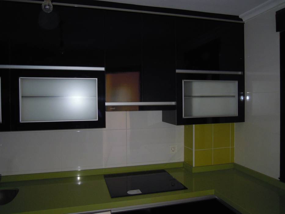 Cocina negro-pistacho. El contraste de la elegancia., SQ-Decoración SQ-Decoración Modern Kitchen Cabinets & shelves