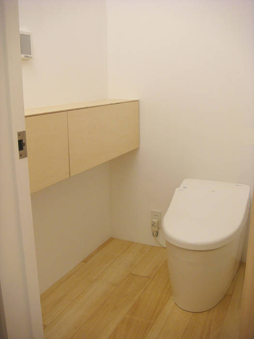 トイレとカウンター収納 田所裕樹建築設計事務所 ミニマルスタイルの お風呂・バスルーム