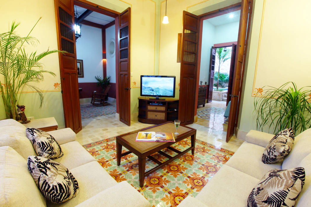 Casa de la Luz, Arturo Campos Arquitectos Arturo Campos Arquitectos Colonial style living room