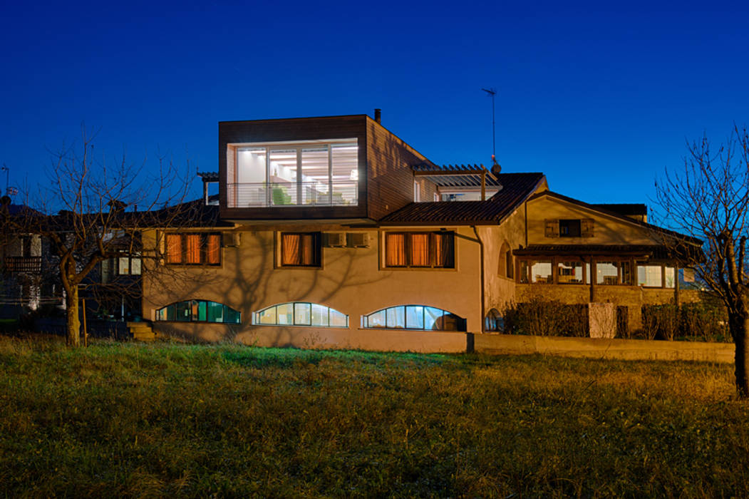 L'attinia e il paguro, una casa di legno sul tetto., Daniele Menichini Architetti Daniele Menichini Architetti Nowoczesne domy