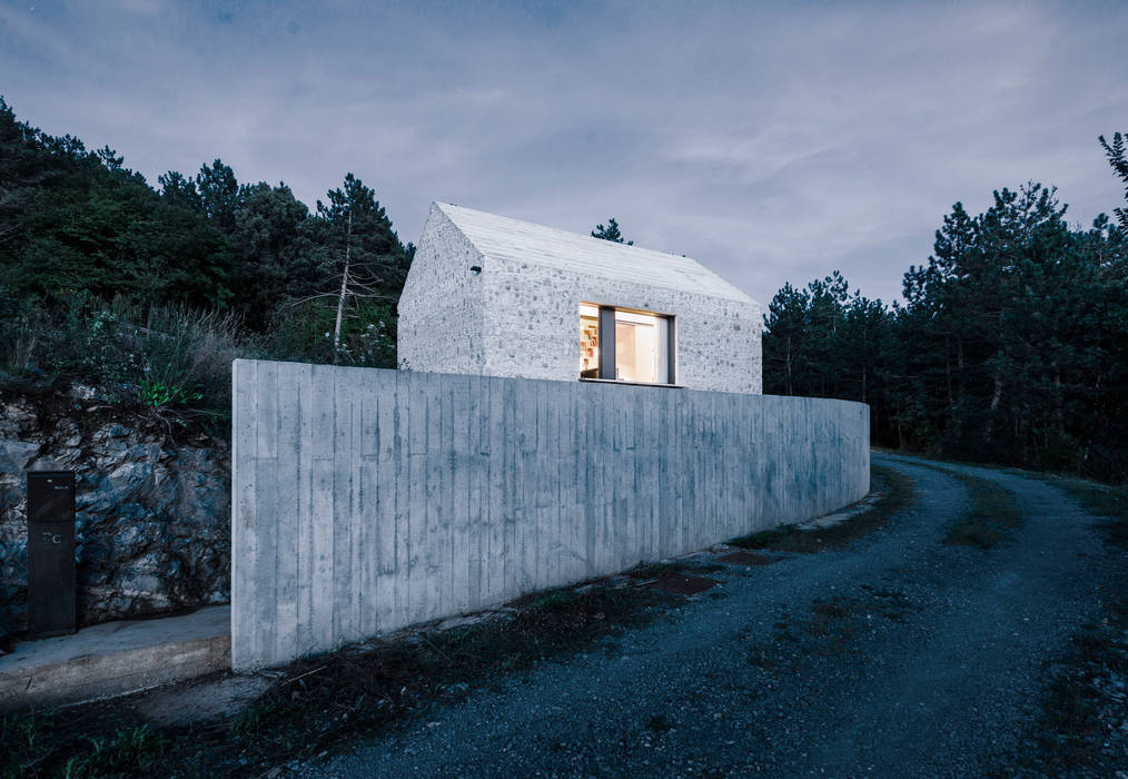 Compact Karst House dekleva gregorič arhitekti Дома в стиле модерн