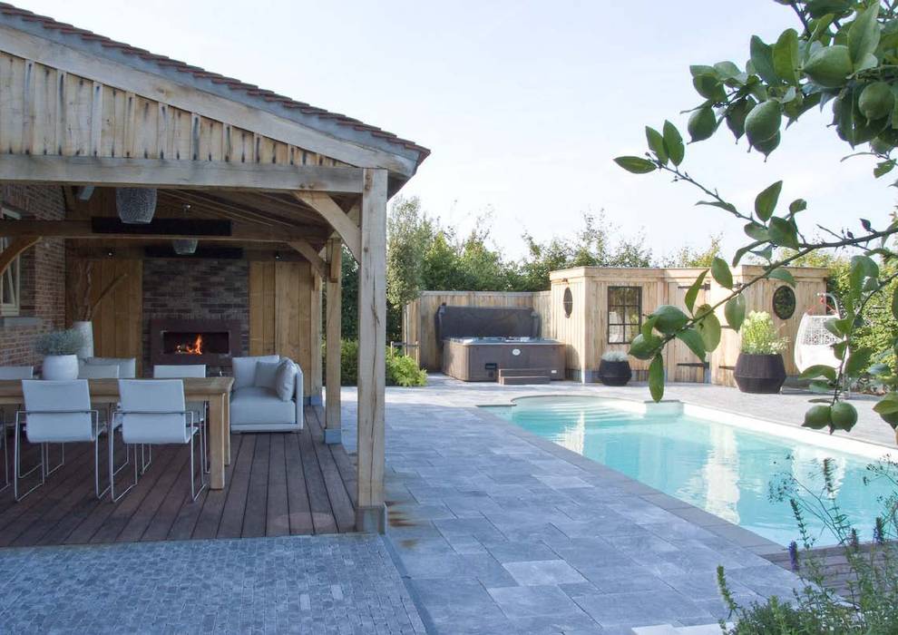 Wellness tuin met overkapping, spa, sauna en zwembad Stam Hoveniers Moderne tuinen Kassen & paviljoenen