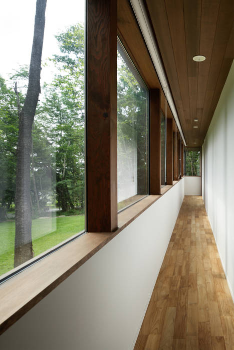 廊下 atelier137 ARCHITECTURAL DESIGN OFFICE 和風の 玄関&廊下&階段 木 木目調 チーク,ガラス,廊下