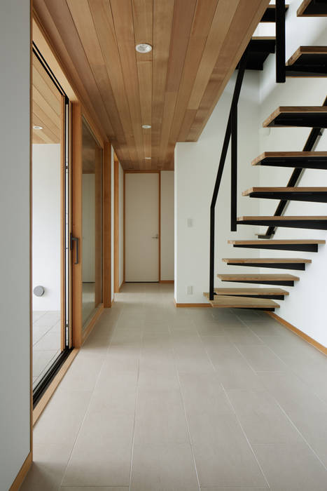 階段～甲府 I さんの家 atelier137 ARCHITECTURAL DESIGN OFFICE モダンスタイルの 玄関&廊下&階段 タイル 階段,鉄骨階段