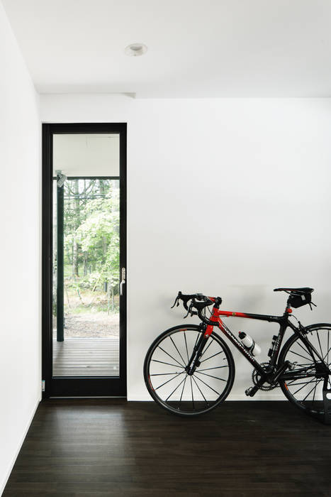 寝室～軽井沢Cさんの家 atelier137 ARCHITECTURAL DESIGN OFFICE モダンな 窓&ドア 寝室