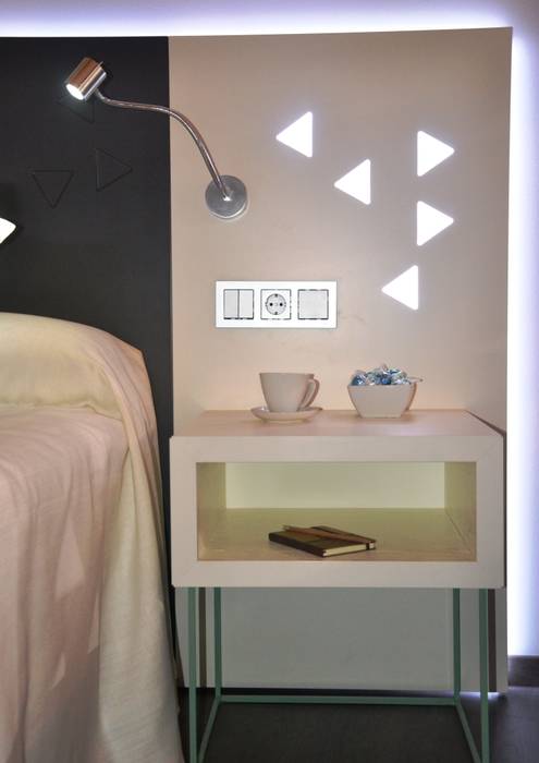 Diseño del stand, los muebles y el interiorismo para Mobenia y Comersan en la feria INTERIHOTEL 2014, Mireia Cid Mireia Cid Dormitorios de estilo moderno Mesillas de noche