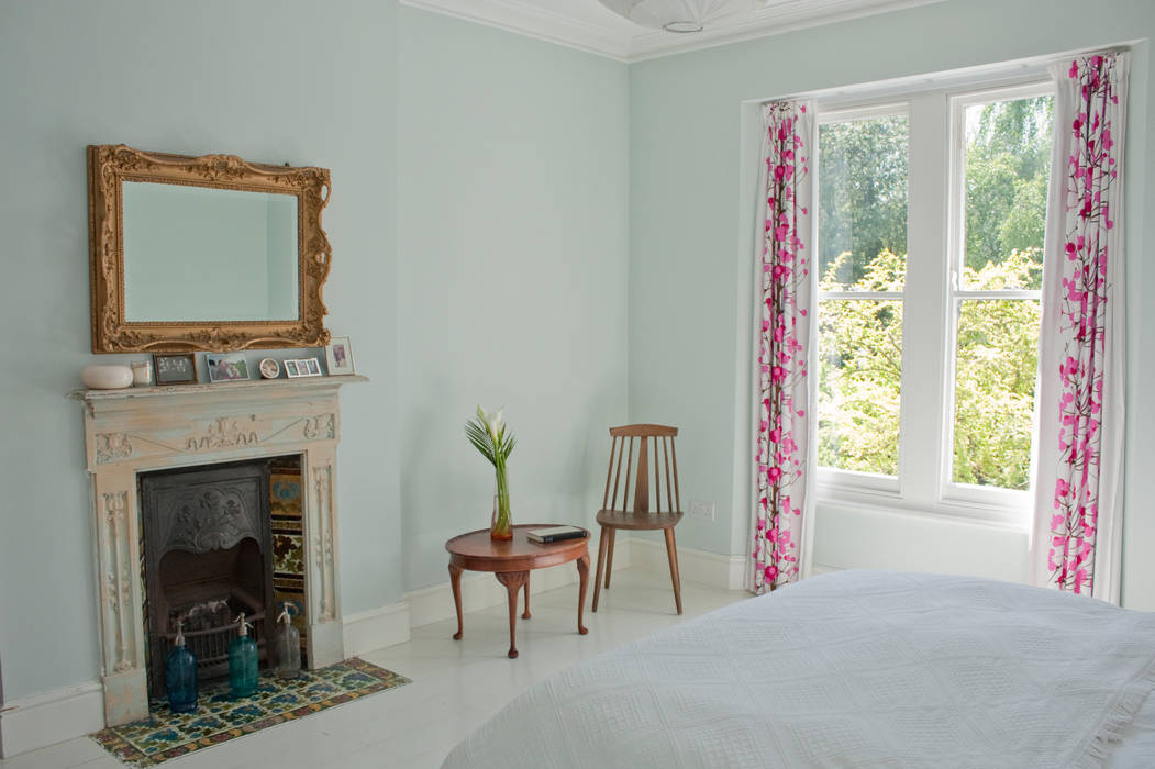 Bedroom with Marimekko curtains Dittrich Hudson Vasetti Architects Dormitorios de estilo ecléctico